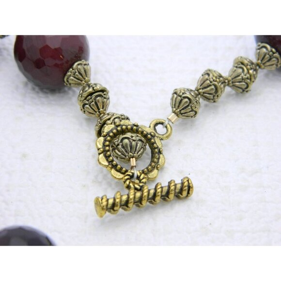 VTG Styled Heavy Gold Tone Faceted Burgundy Glass Beaded Choker Necklace - Picture 3 of 3